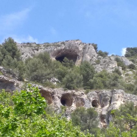 maison au coeur de Fontaine de Vaucluse, nichée sur le rocher et surplombant la sorgue Exterior foto