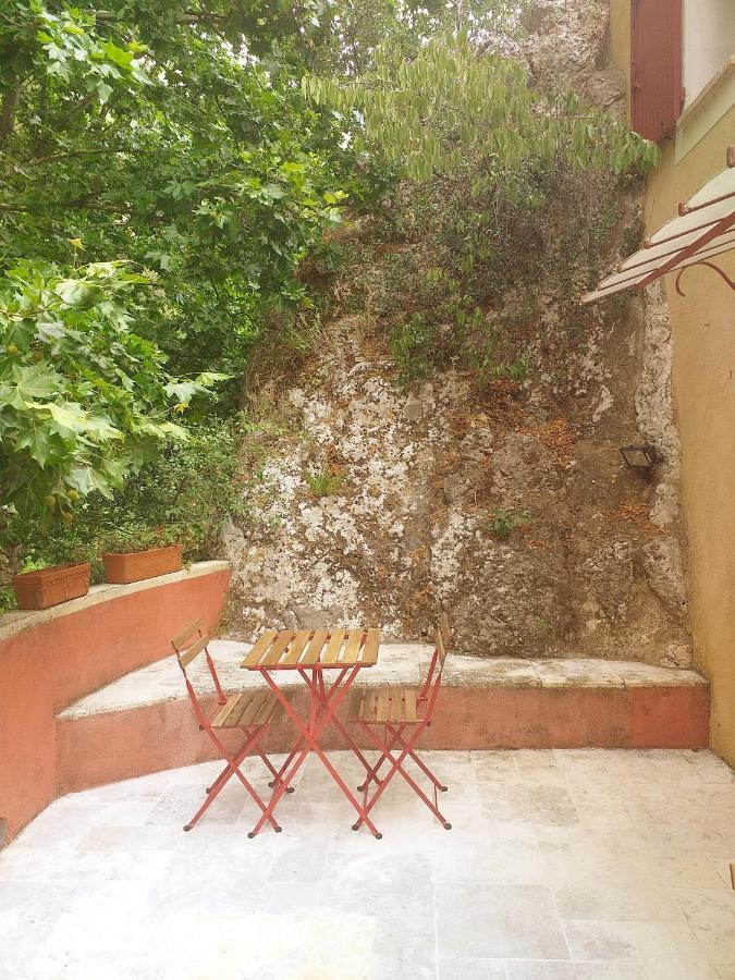 maison au coeur de Fontaine de Vaucluse, nichée sur le rocher et surplombant la sorgue Exterior foto