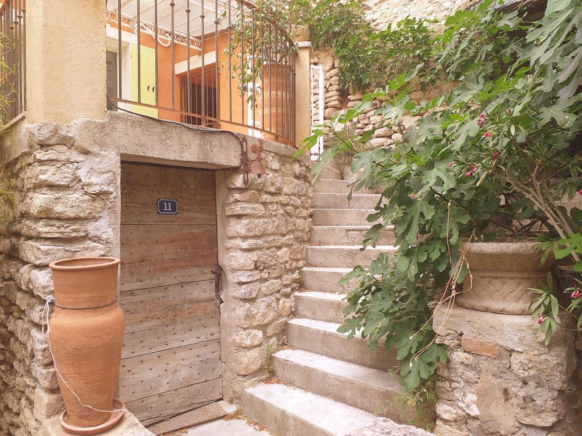 maison au coeur de Fontaine de Vaucluse, nichée sur le rocher et surplombant la sorgue Exterior foto