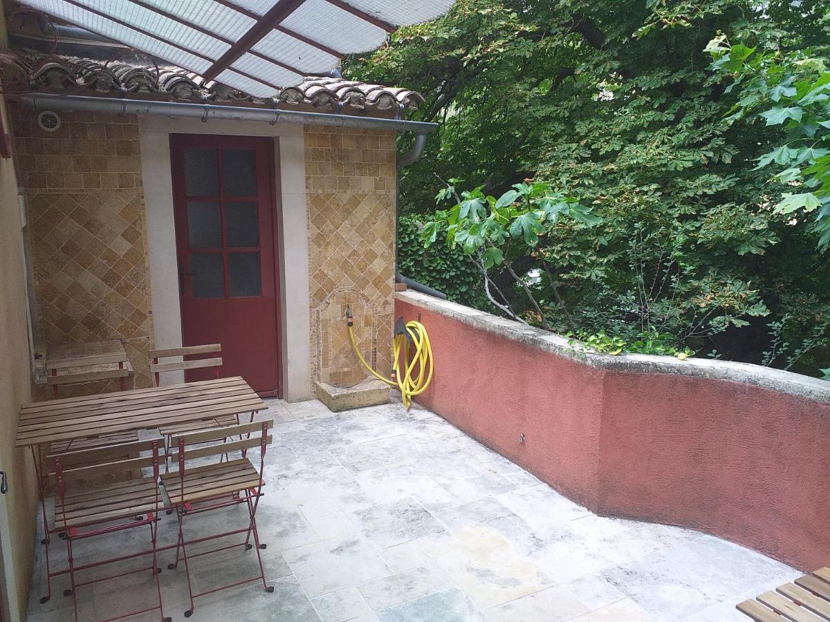 maison au coeur de Fontaine de Vaucluse, nichée sur le rocher et surplombant la sorgue Exterior foto