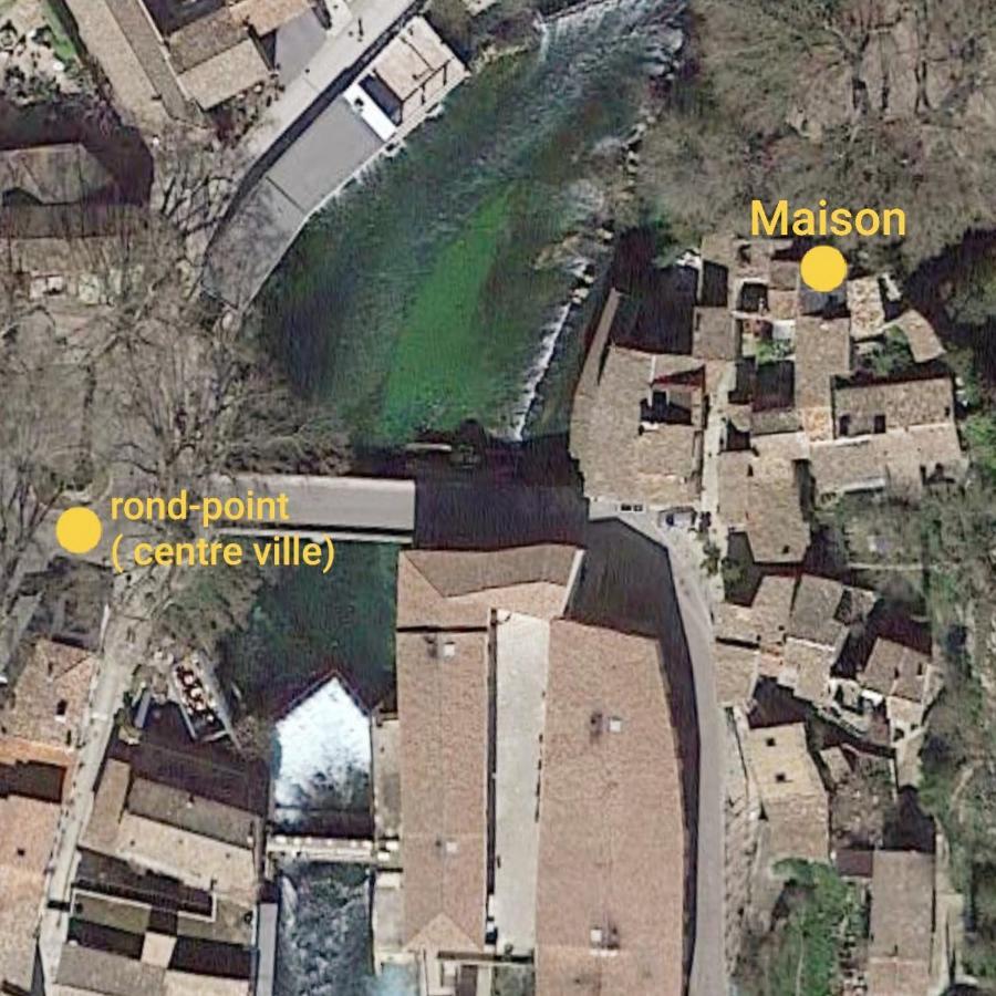 maison au coeur de Fontaine de Vaucluse, nichée sur le rocher et surplombant la sorgue Exterior foto